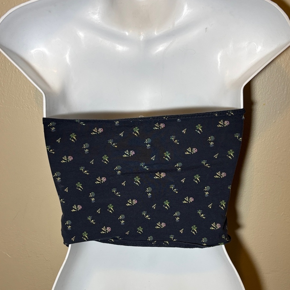 Silence + Noise Black Floral Cutout Crop Top - Picture 2 of 2